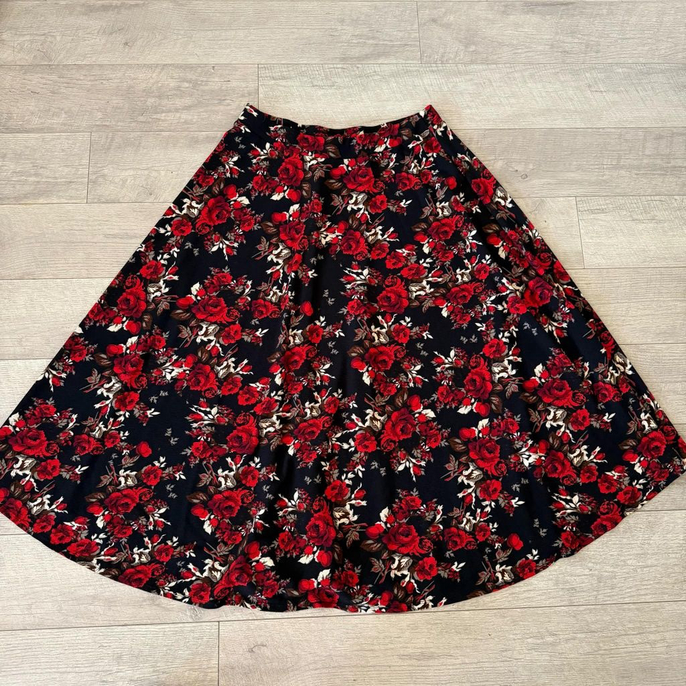 Women's Blush Skirt Size 2X Black Red Floral